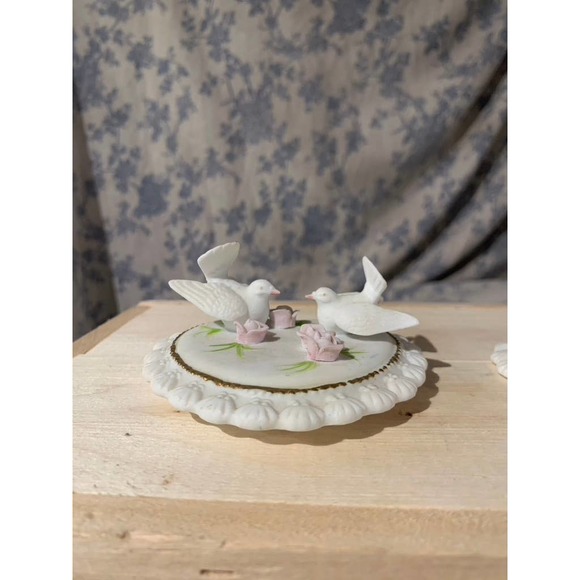 Vintage 1987 Lefton Heart Shaped Pair of Trinket Box with Doves - Picture 4 of 15